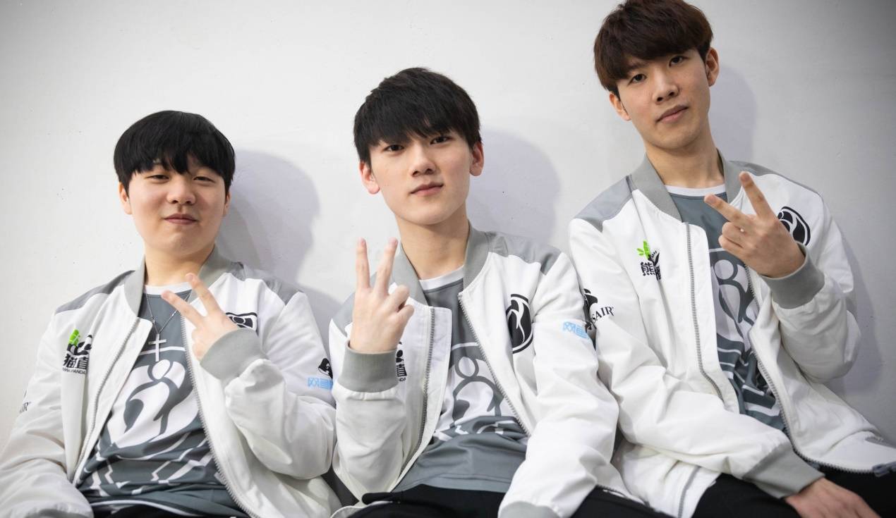 他高举奖杯 他高举奖杯